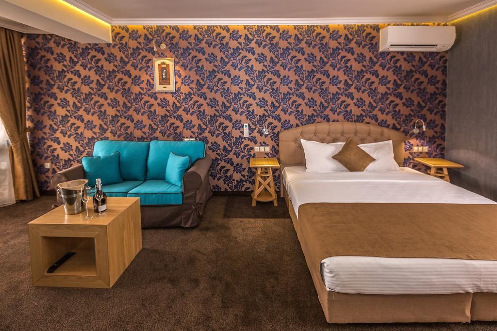 8 1/2 Art Guest House بلوفديف المظهر الخارجي الصورة